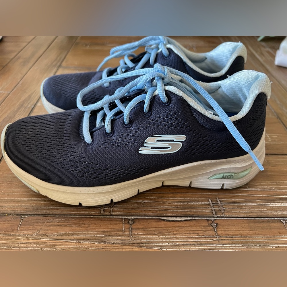 Skechers Blue Size 7 Arch Fit Athletic Shoe